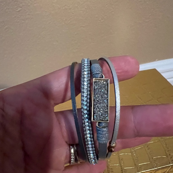 Elegant Silver and Gray Magnetic Clasp Bracelet - Picture 7 of 8